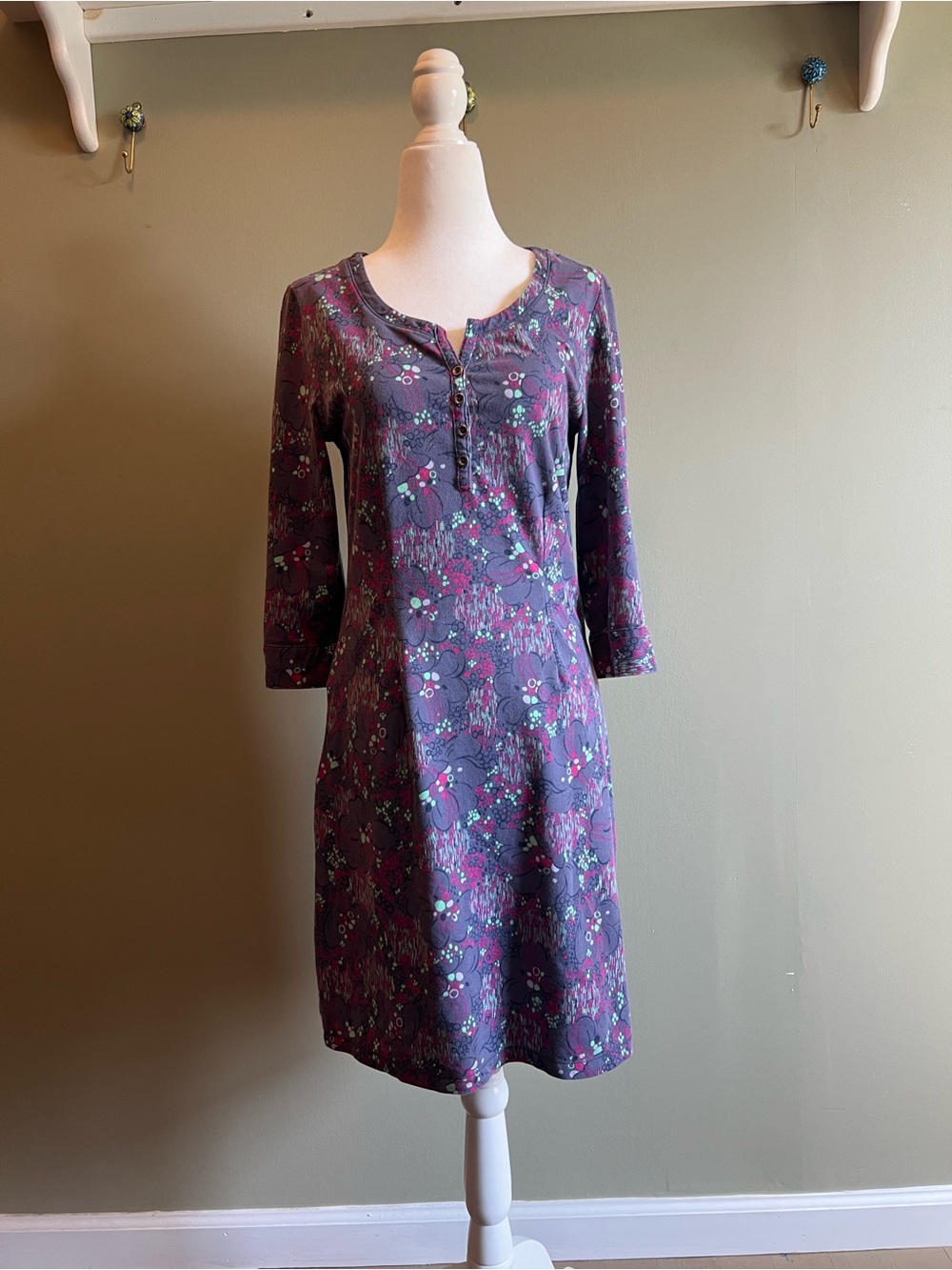 REI Purple Floral Henley Dress with 3/4 Sleeve | Hidden Pocket